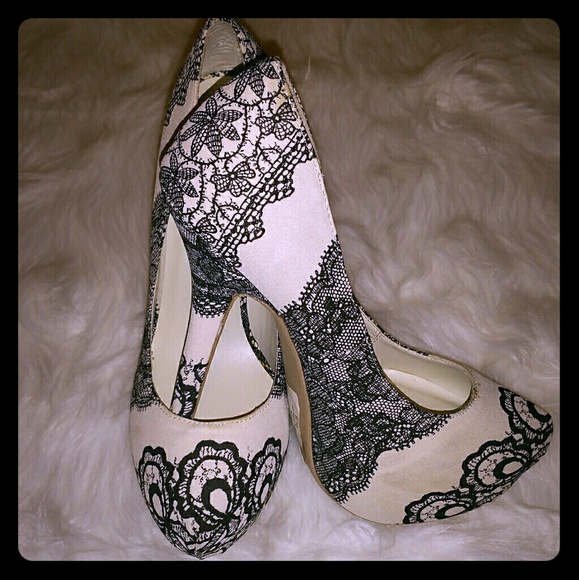 Wild Diva Shoes - ❄🎉 2/$20 FLOWA & LACE Platform Pump
